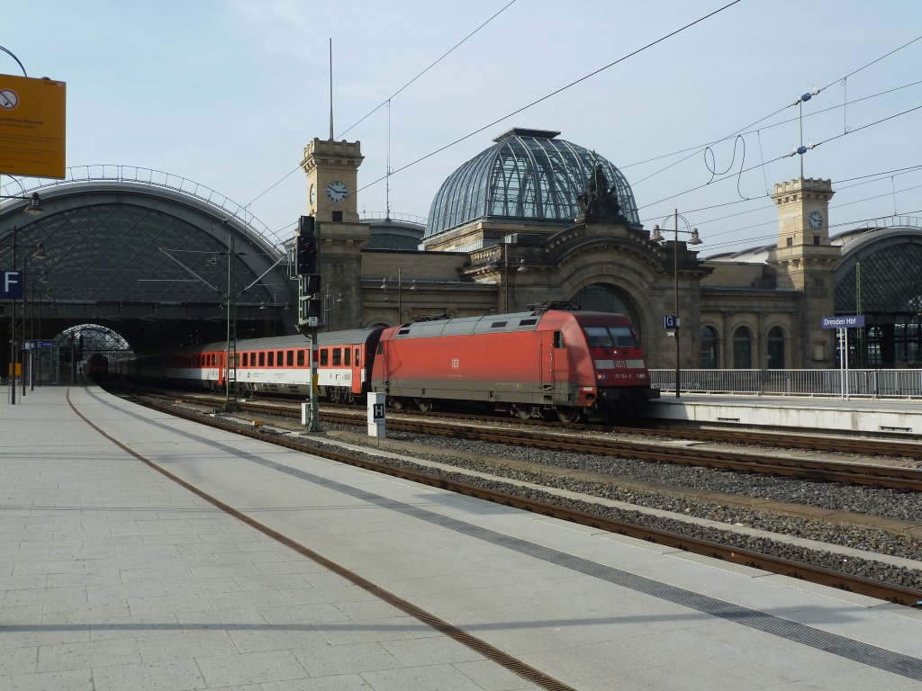 BR 101 124 grade angekommen mit ihrem IC aus Stralsund im Dresdner Hauptbahnhof.
Weiter gehts nach Prag diesen Job erledigt aber 371 001.
Dresden Hauptbahnhof 12.03.11