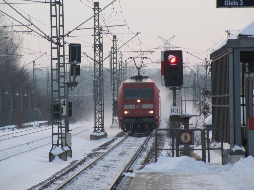 BR 101 131-3 am 03.01.2010 von Bln.-Spandau kommend wird gleich den Bhf. Jungfernheide in Richtung Hauptbahnhof durchfahren.