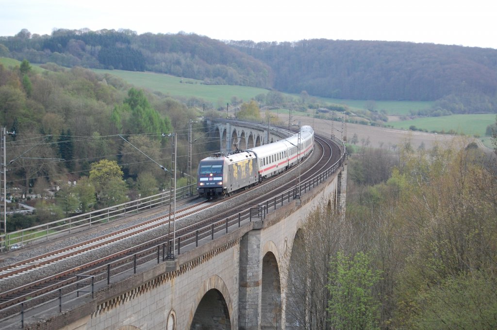 BR 101 141-0 mit ihrem IC nach Erfurt Hbf berquerte am 25.04.2010 den Bekeviadukt in Altenbeken.