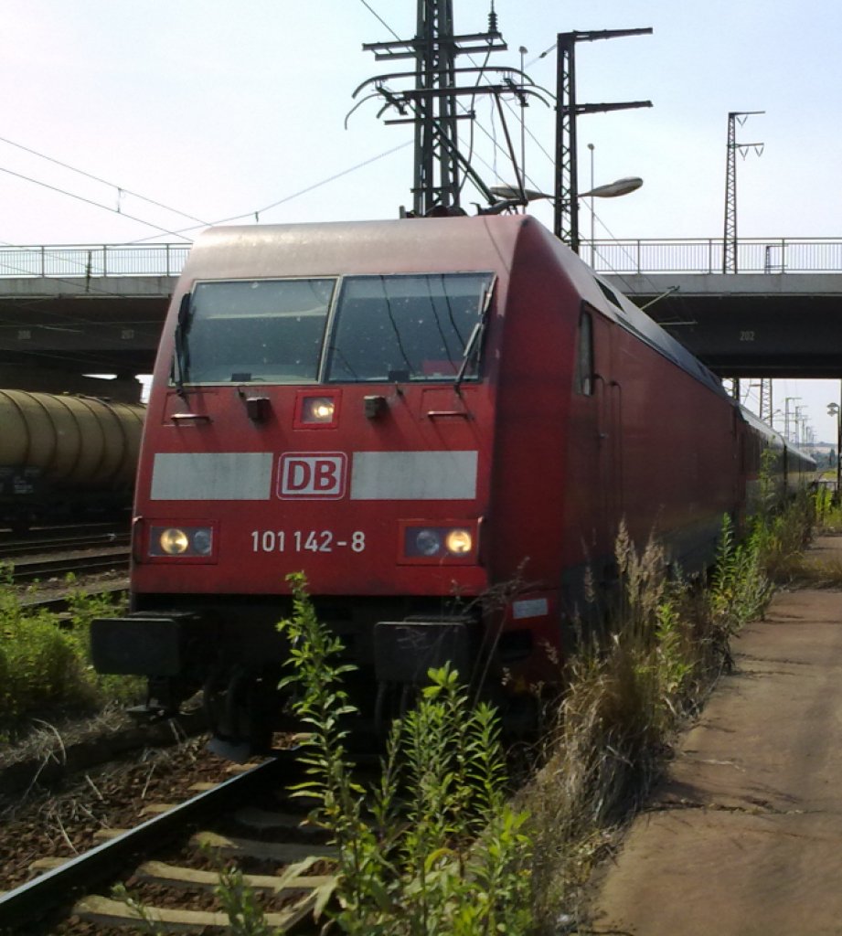 Br 101 142 8 fhrt grade durch Dresden Friedrichstadt in Richtung Dresden HBF.
30.06.10