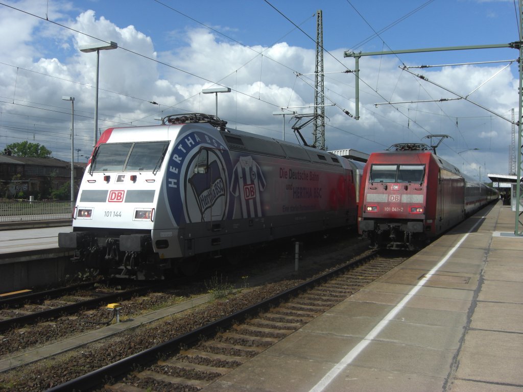 BR 101 144-4 und BR 101 041-2 stehen mit ihren IC (Richtung Leipzig und Hannover) am 04.05.09 um 15:00 im Magdeburger Hbf zur Abfahrt bereit.