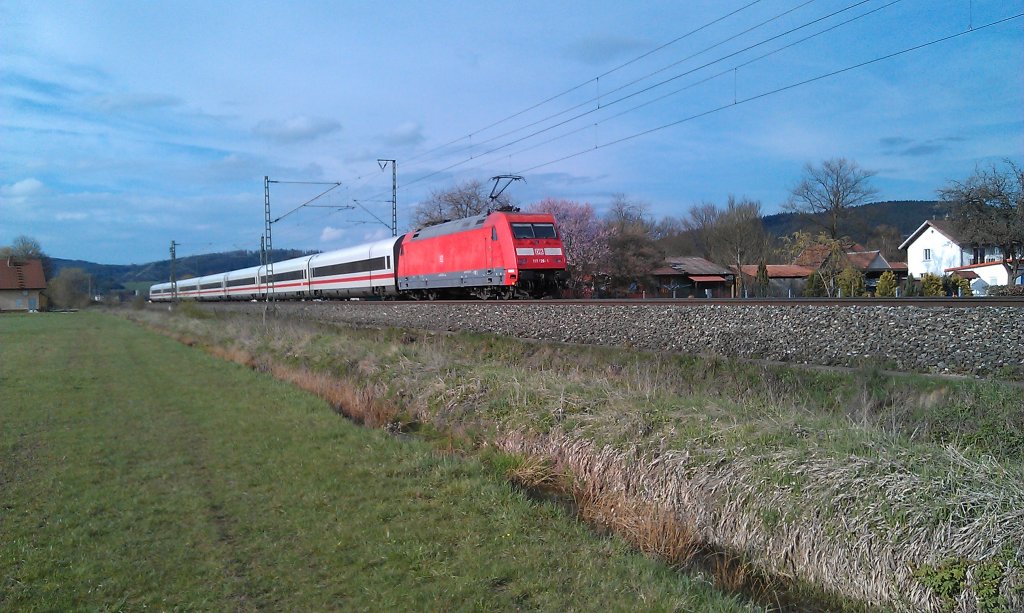 BR 101 durchfhrt am 20.04.2012 mit der ex. Metropolitan (MET) Garnitur die Ortschaft Neukenroth in Richtung Saafeld. 