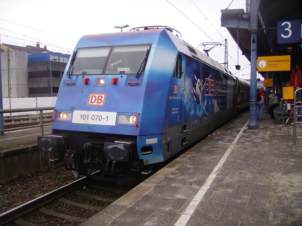 Br 101 mit Adler Manheim Werbung im Bonner Hbf am 6.2.10