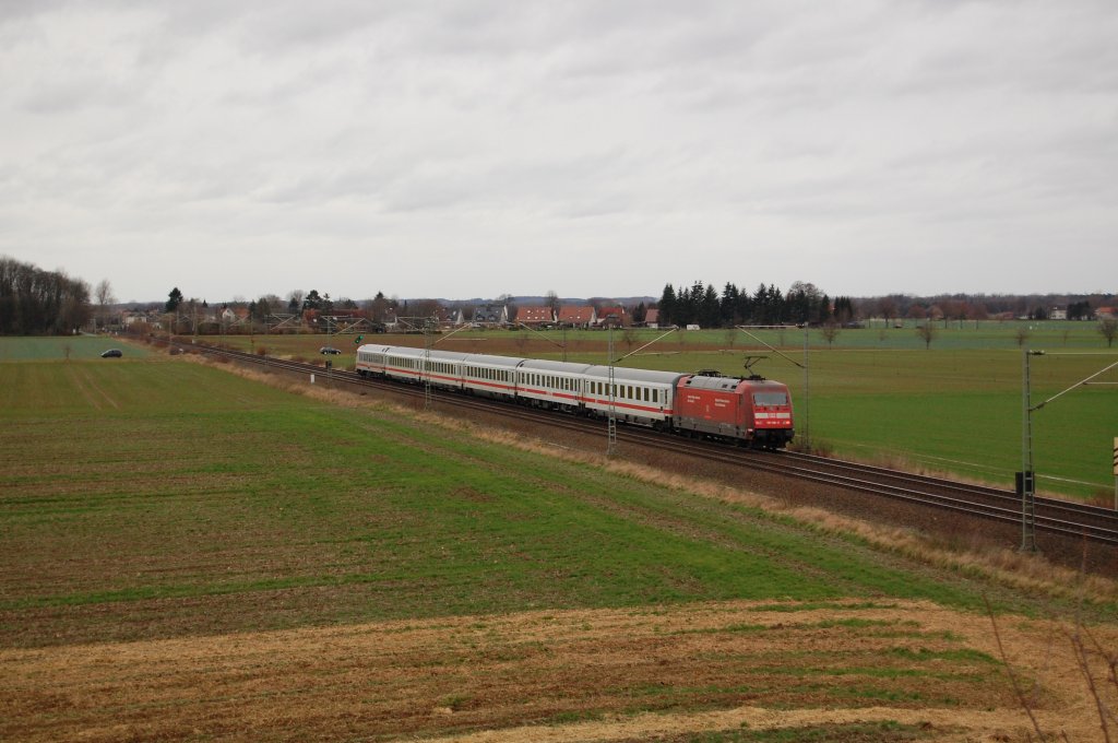 Br 101 xxx fhrt hier am 28.11.2009 mit ihrem IC 2154 von Berlin Gesundbrunnen nach Dsseldorf bei Scharmede, kurz hinter Paderborn.