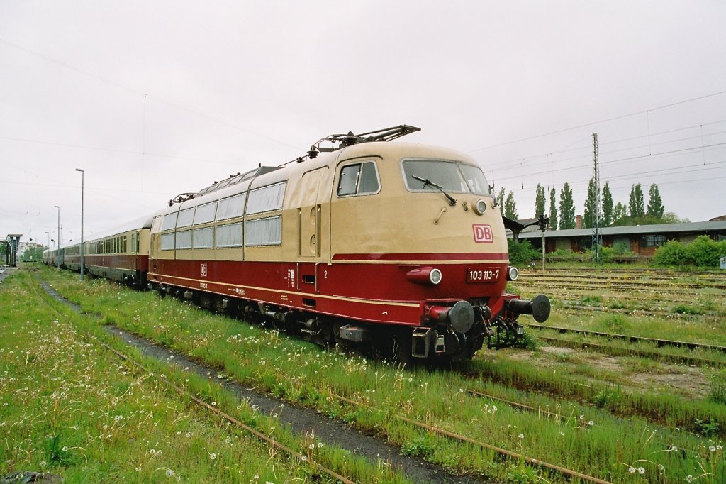 BR 103-113-7 im ehemaligen zugewachsen Gterbahnhof von Schwerin im Jahre 2003 mit einem Sonderzug . 