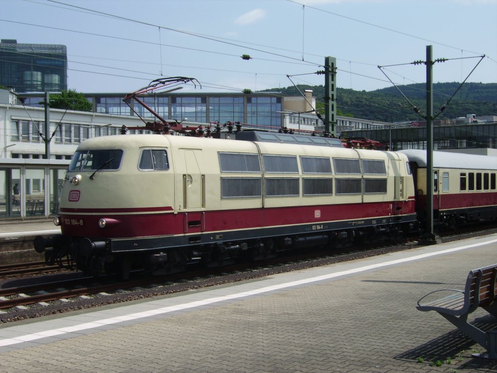 BR 103 184 mit TEE Rheingoldwagen am 02.06.11 in Heidelberg Hbf 