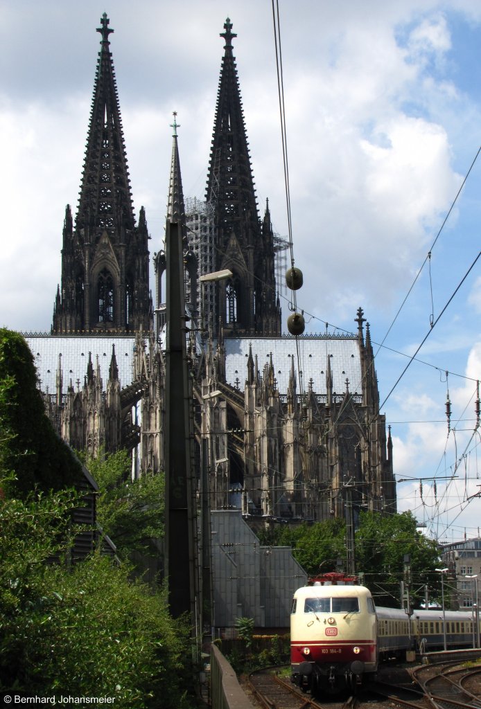 BR 103 unterm Klner Dom - Mit dem freitags IC nach Flensburg ist 103 184-8 gerade aus dem Klner Hbf losgefahren. Juli 2011