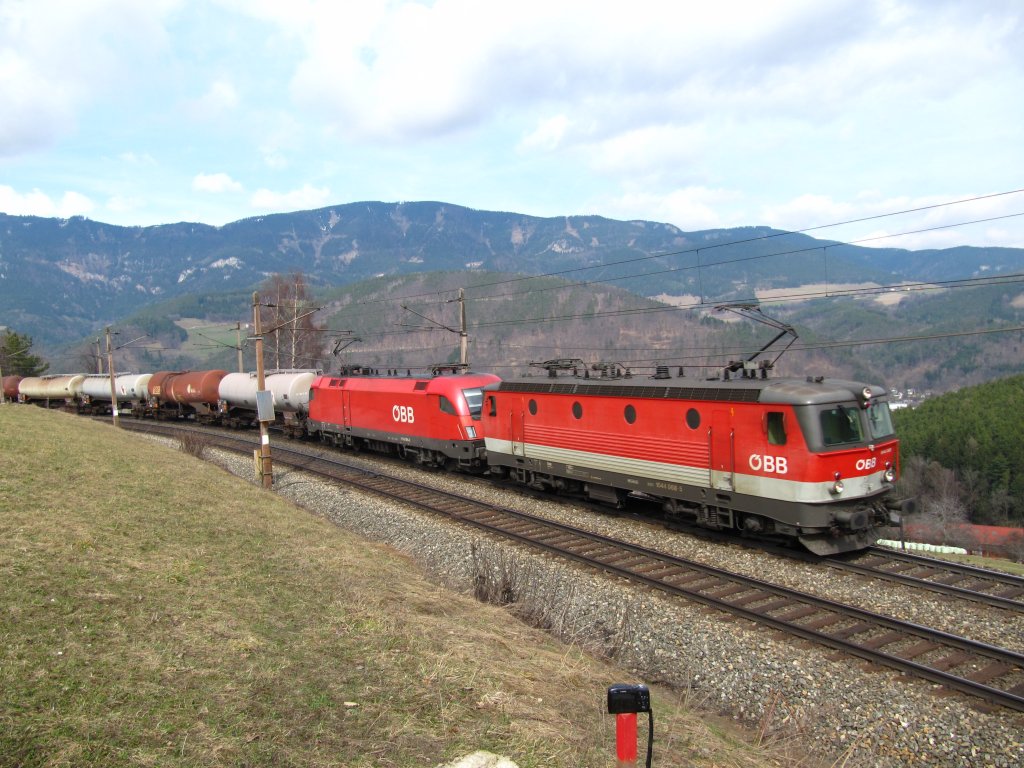 BR 1044 068 und eine 1116 mit Kesselzug bei Eichberg am 22.03.2010 