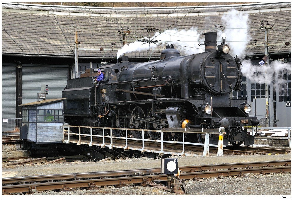 BR 109.13 auf der Drehscheibe beim Eisenbahnmuseum in Mrzzuschlag; 13.3.2010.