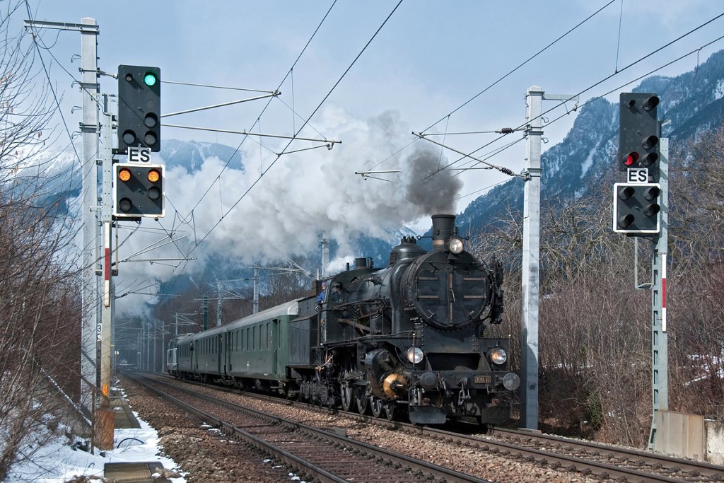 BR 109.13 bringt den Sdz R 16137 (Wien Franz Josefs Bahnhof - Mrzzuschlag) ber den Semmering, am Zugende hilft die 2143.40. Die Aufnahme entstand am 13.03.2010 kurz nach Payerbach-Reichenau.