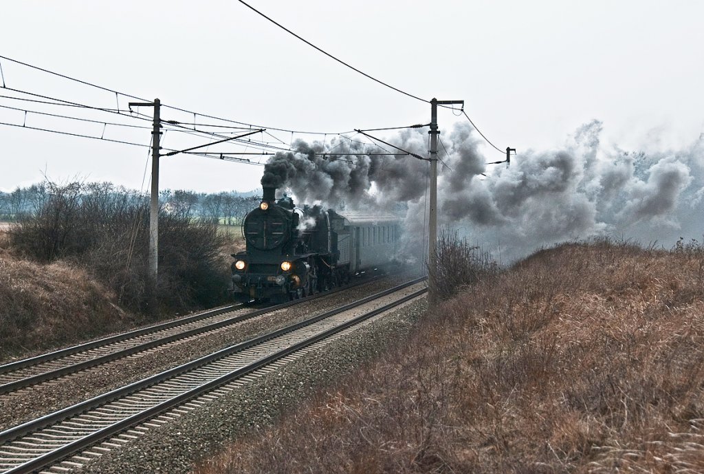 BR 109.13, hier noch im windigen, trben Osten sterreichs, frh am Morgen, kurz vor Gramatneusiedl, am 13.03.2010 mit Sdz R 16137 (Wien Franz Josefs Bahnhof - Mrzzuschlag).