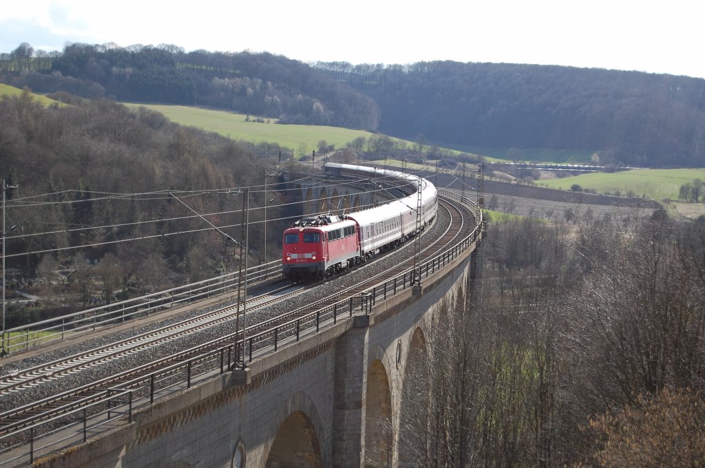 BR 110 352-2 berquerte am 31.03.2010 mit dem Pilgersonderzug von Lourdes nach Altenbeken den Bekeviadukt in Altenbeken.