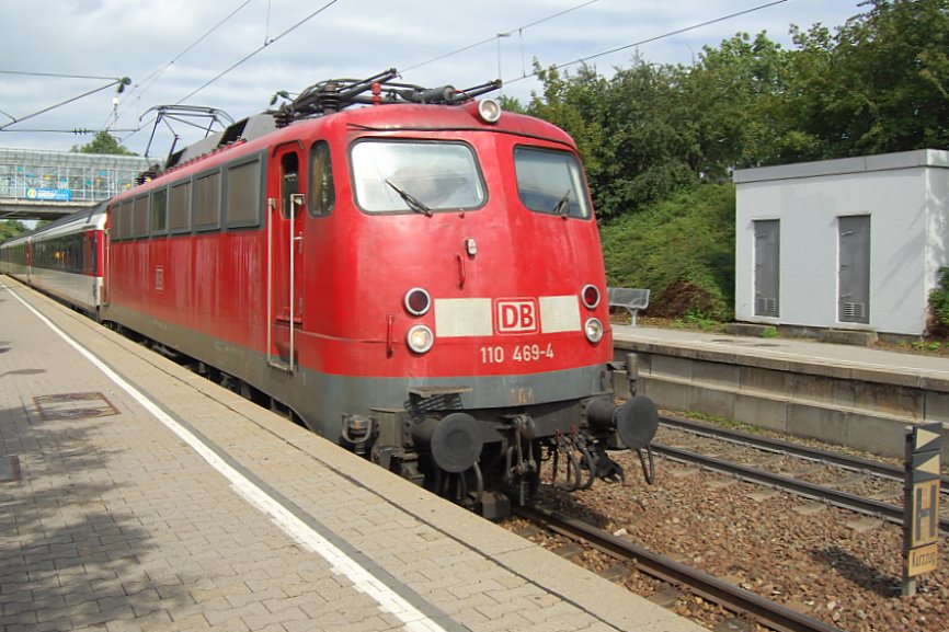 BR 110 469-4 fhrt am 15. Juli 2012 durch den Bahnhof Goldberg in Bblingen