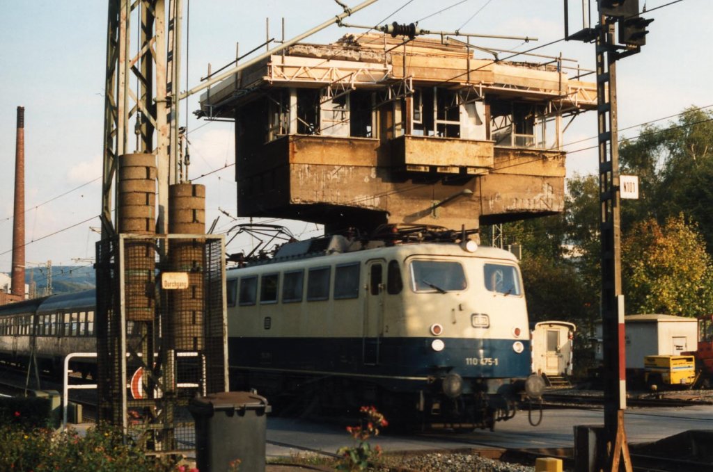 BR 110 475-1 am Bahnbergang Letmathe. Das alte Stellwerk wird abgebaut. Aufnahme vom 15.10.92