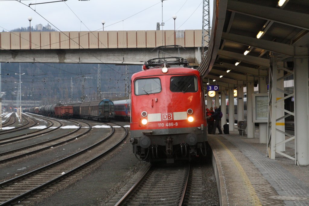 BR 110 486-8 hlt am 12.2.2011 mit Skisonderzug in Kufstein. Er kommt von Utrecht und fhrt nach Bischofshofen, mit 14 Wagen am Haken, alle bis auf den letzten Platz voll besetzt. Wer wei wie lange diese Baureihe noch fhrt, bevor sie verschrottet wird!!!