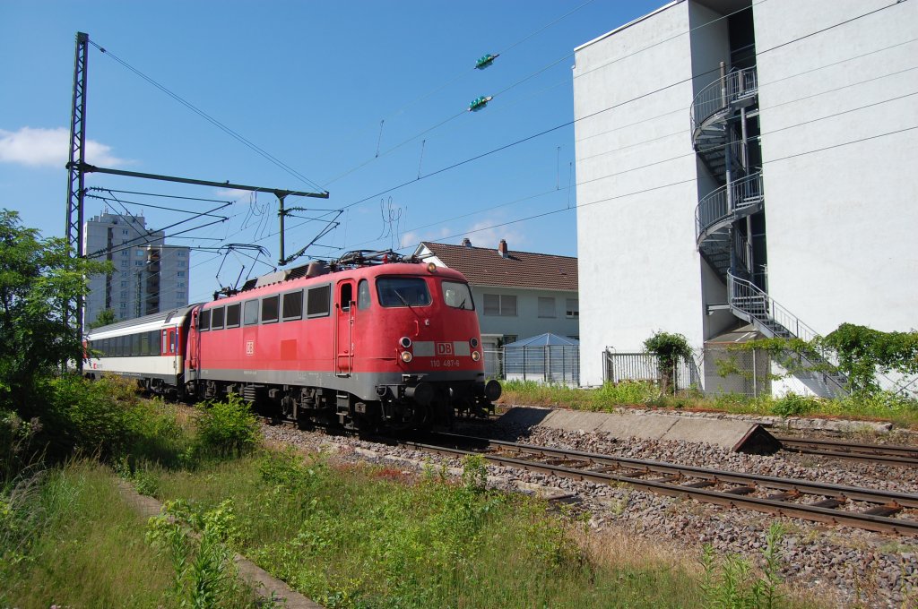 BR 110 487-6 (Maus-Lok) fhrt am 17. Juni 2012 durch den alten Westbahnhof in Stuttgart als IC 281 (Zuglauf Stuttgart Hbf - Zrich HB)