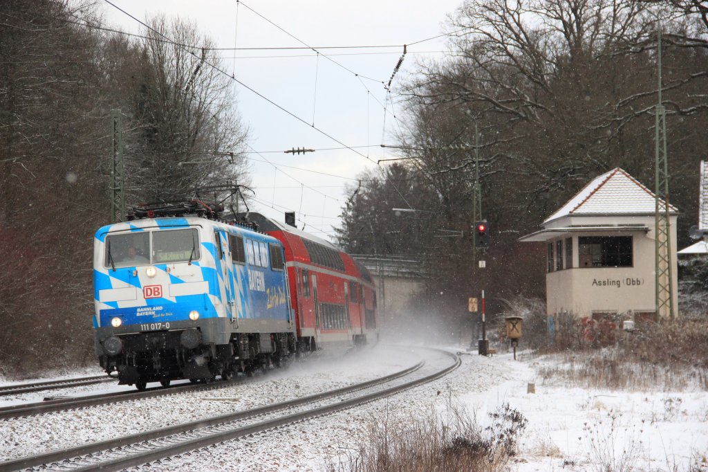 BR 111 017-0  Maxl  zieht einen Regionalzug von Mnchen nach Salzburg, aufgenommen in Aling am 14.01.12