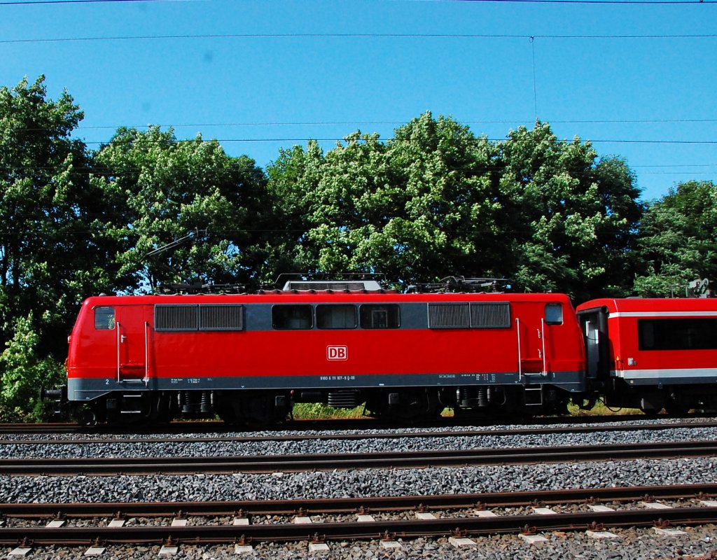 BR 111 107-9 von der Seite zieht ihren Zug durch Neustadt Aisch.