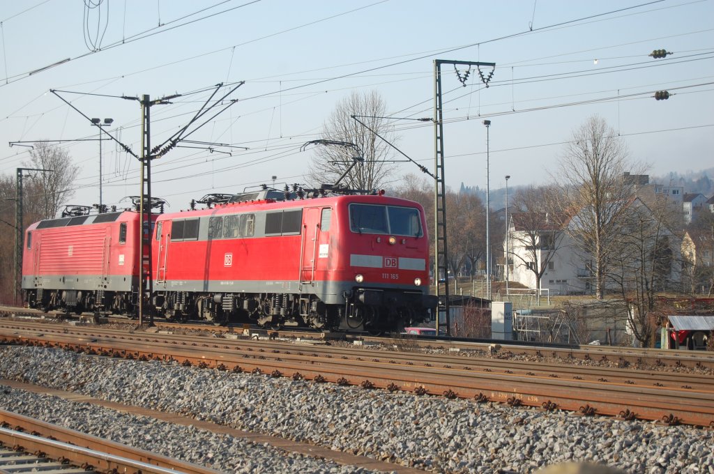 BR 111 165 mit BR 143 071-9 am 2. Mrz 2012 zwischen Altbach und Plochingen