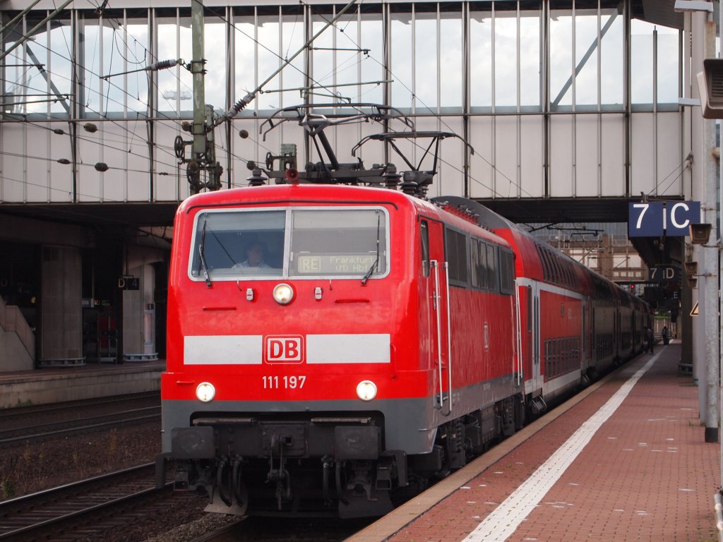 BR 111 197 mit dem Regionalexpress nach Frankfurt/Main am 22.6.2011 kurz vor der Ausfahrt Kassel-Wilhelmshhe.