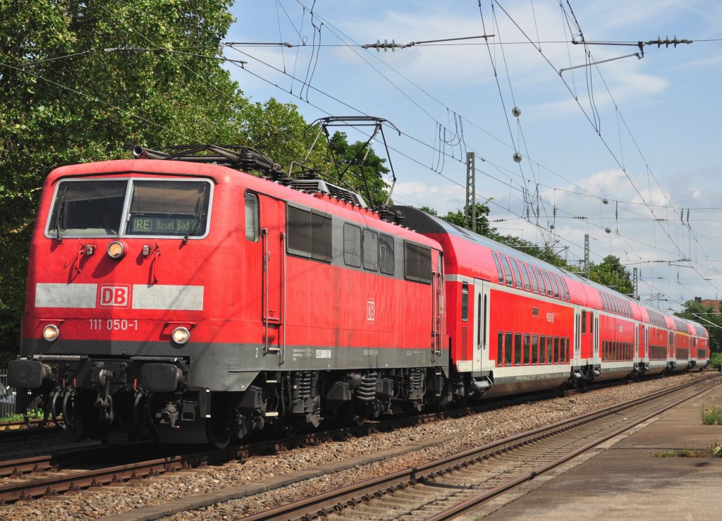 BR 111 mit RE Offenburg-Basel bei der Einfahrt in Freiburg Breisgau Hbf, Aufgenommen am 02.08.2012