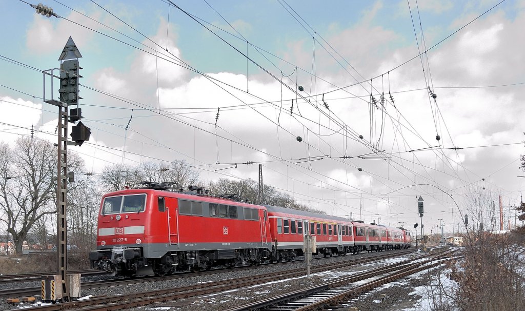 BR 111 schiebt ihren Personenzug am 14.03.2013 durch Neustadt Aisch. 