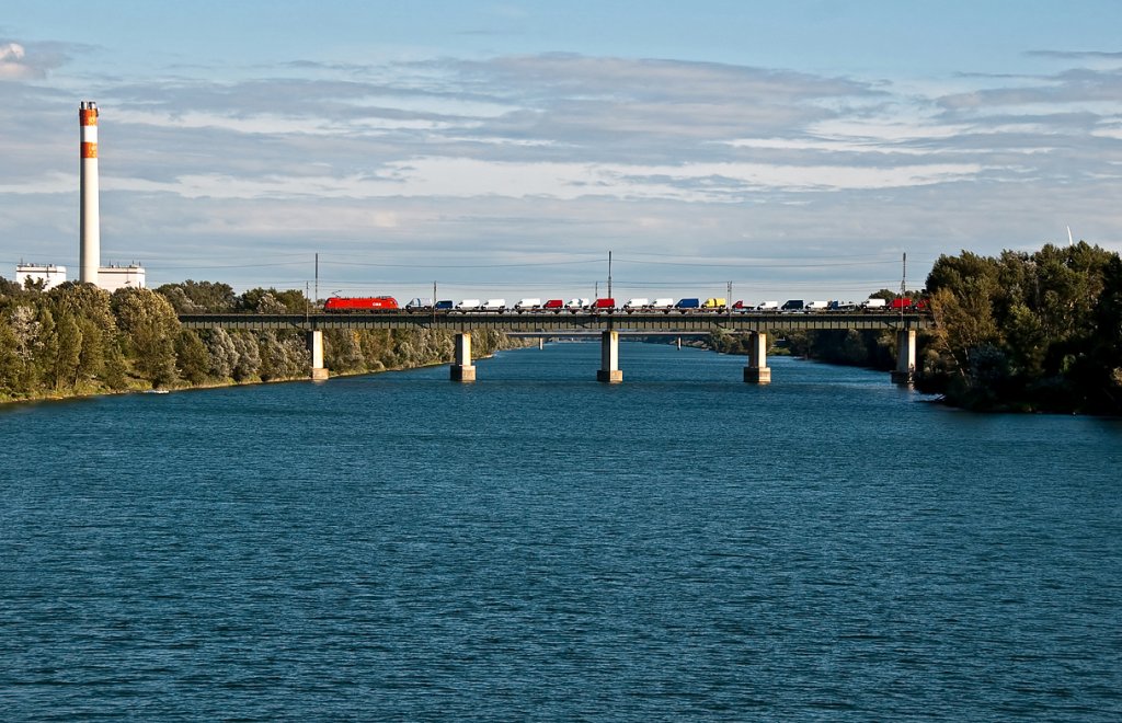 BR 1116 befrdert am 09.09.2010 diesen Autozug ber die Brcke des Entlastungsgerinnes in Wien Richtung Norden.