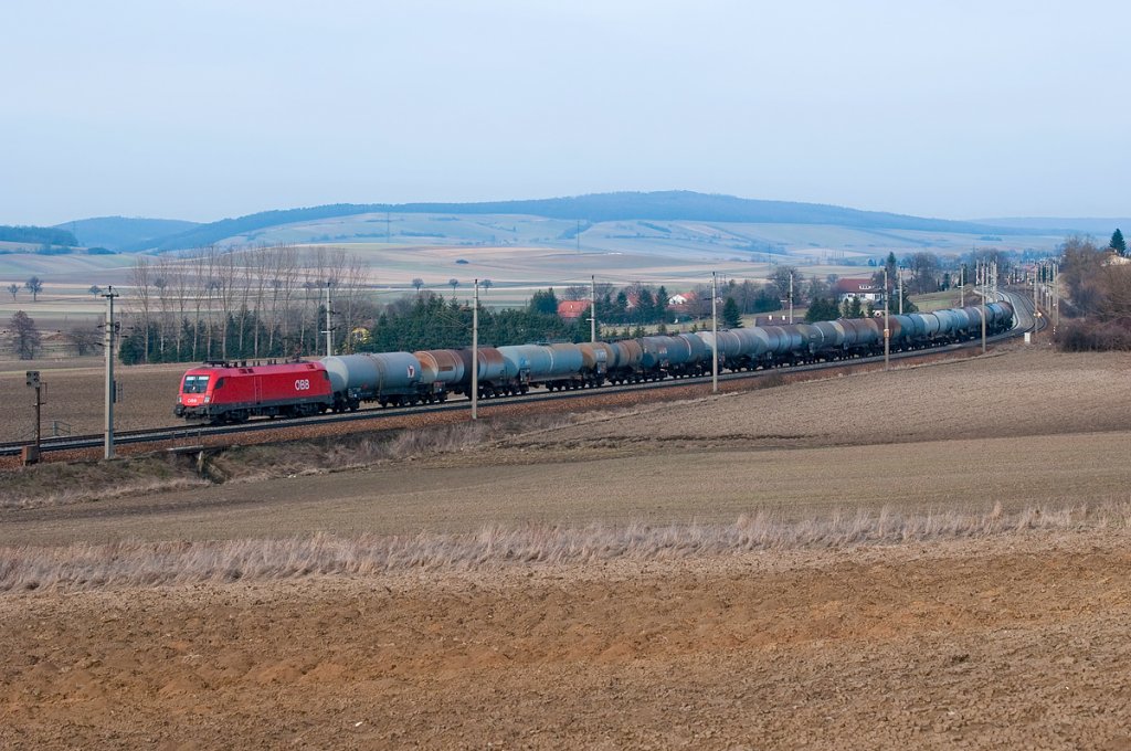 BR 1116 mit Kesselwagenzug Richtung Westen. Die Aufnahme entstand am 19.03.2010 zwischen Neulengbach und Ollersbach um 16:27.