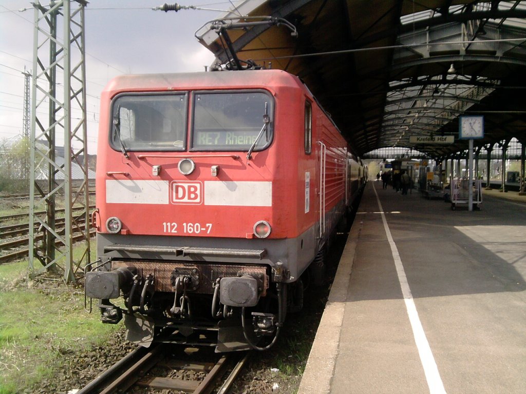 BR 112 106-7 am Krefelder Hbf (Gleis 5)
Zug fhrt als Linie RE7 zurck nach Rheine.
