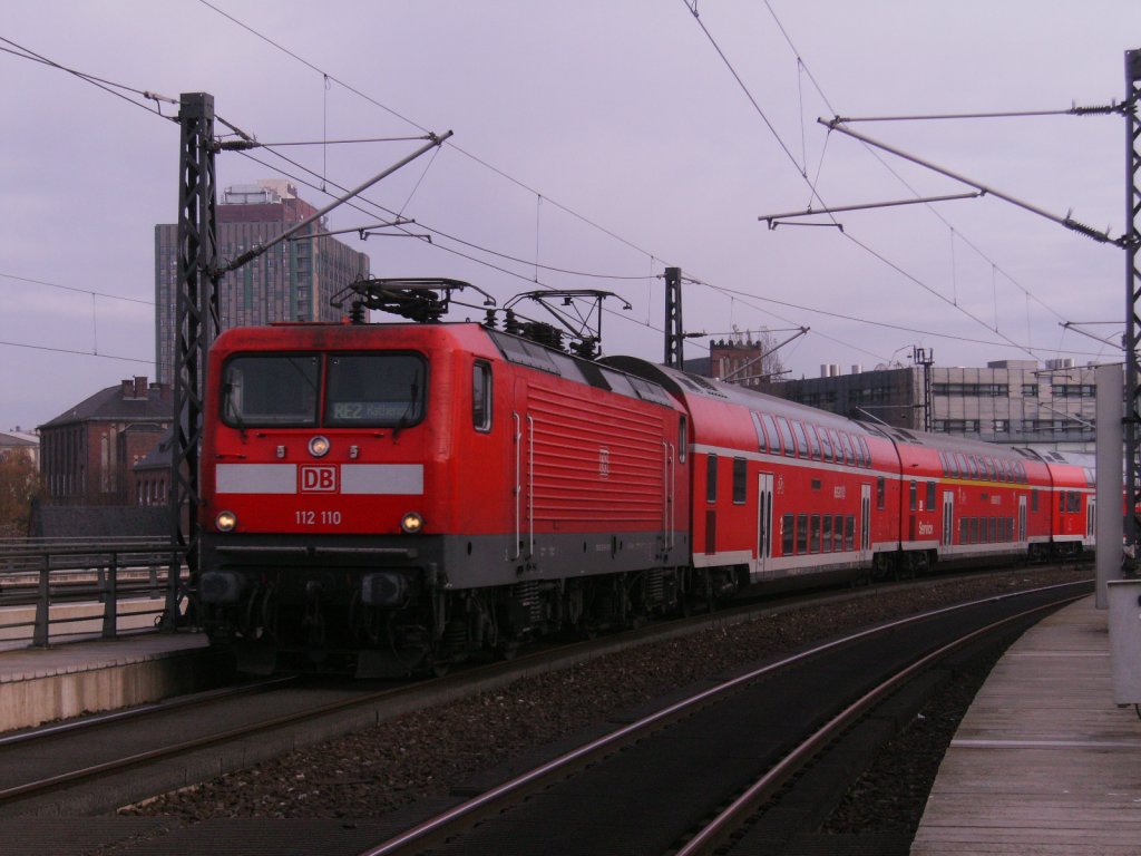 BR 112 110 mit RE aus Cottbus nach Rathenow am 18.11.2011 in Berlin Hbf.