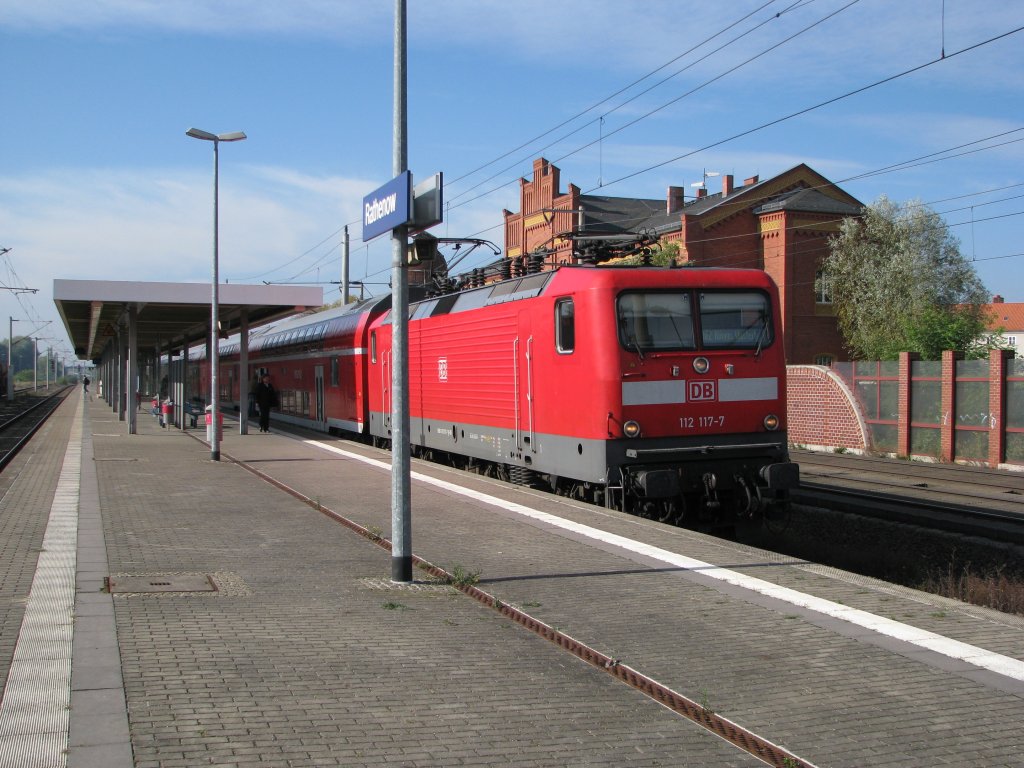 BR 112-117-7 steht am 10.09.2010 in Rathenow mit dem Regionalexpress nach Knigs Wusterhausen bereit