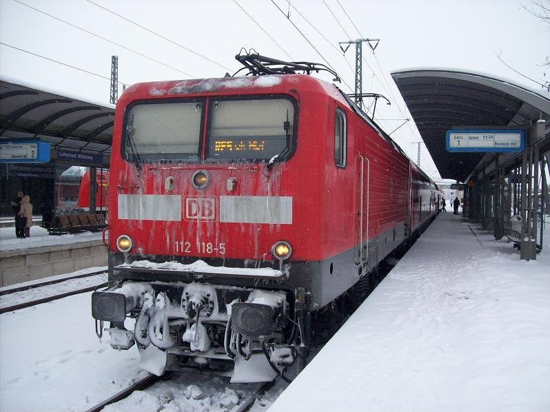 BR 112 118 mit seinen RE 5 in Lutherstadt Wittenberg, am 3.1.2010