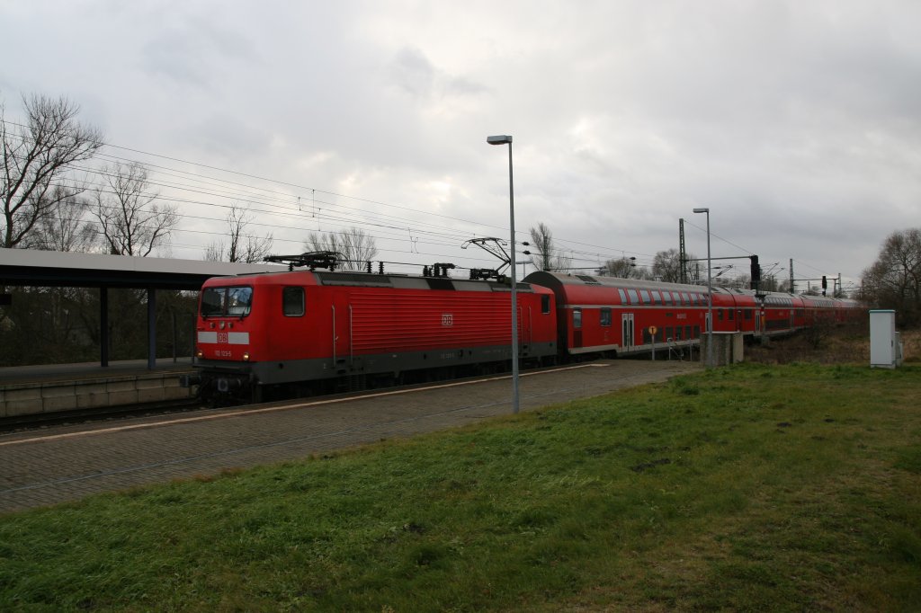 BR 112-123-5 fhrt mit ihrem RE nach Frankfurt Oder an den Bahnsteig in Brandenburg HBF am 03.12.2007