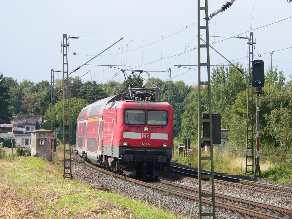 BR 112 137 ohne Prfziffer auf der Strecke Krefeld-Neuss am 02.08.2010 in der Nhe des B am Gestt Lauvenburg.