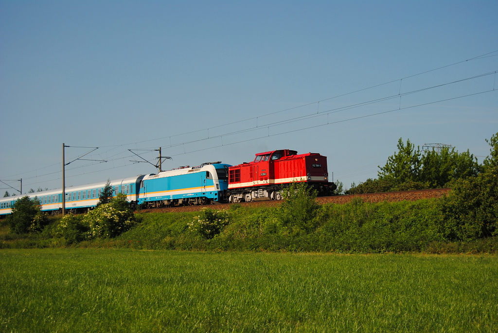 BR 112 708-3 schleppt am 02. Juni 2011 die Alexgarnitur 183 003 mit 3 Wagen Richtung Leipzig.