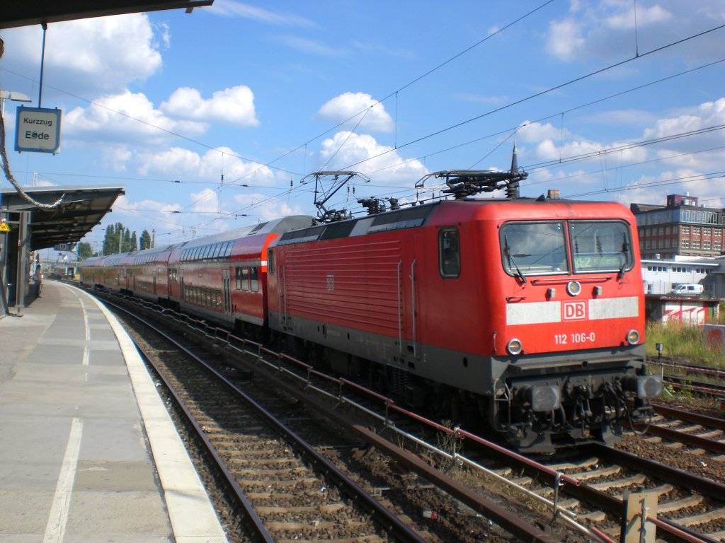 BR 112 als RE2 nach Rathenow fhrt vorbei am Bahnhof Berlin Warschauer Strae.(25.7.2010)