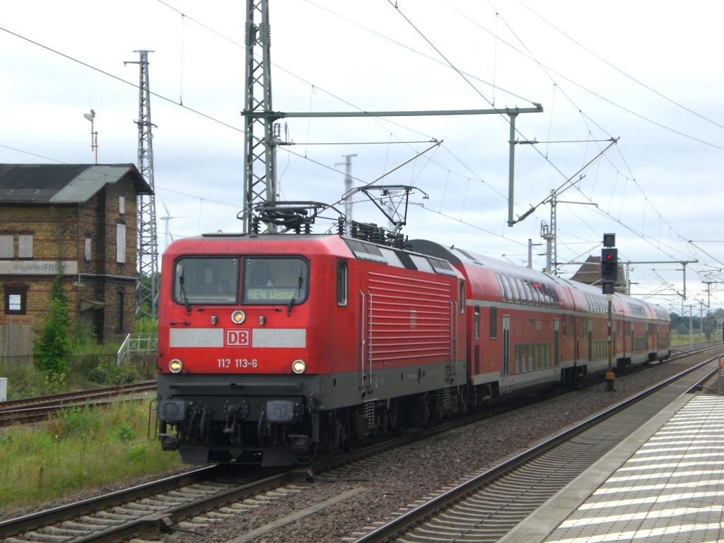 BR 112 als RE4 nach Wismar fhrt ein in den Bahnhof Neustadt(Dosse).(15.7.2011)