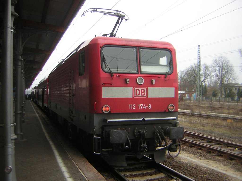 BR 112 in stendal abfahrbereit mit neuen RE wagen -Zugtaufe in Stendal im M�rz 2011
