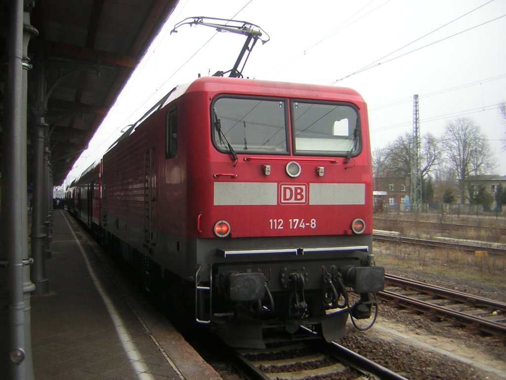 BR 112 in stendal abfahrbereit mit neuen RE wagen -Zugtaufe in Stendal im Mrz 2011