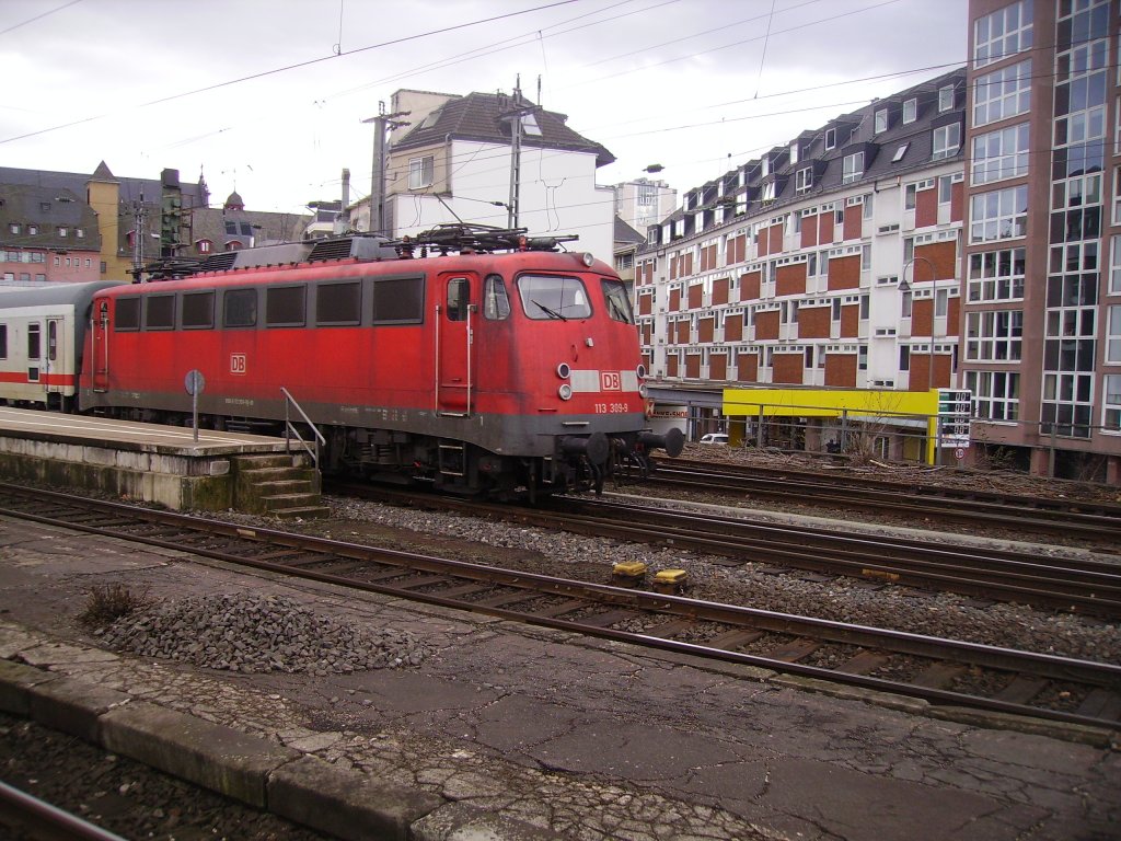 Br 113 bei der einfahrt in den Klner Hbf am 20.3.10.  Die Br 113 ist immoment der ersatz fr den Taurus 