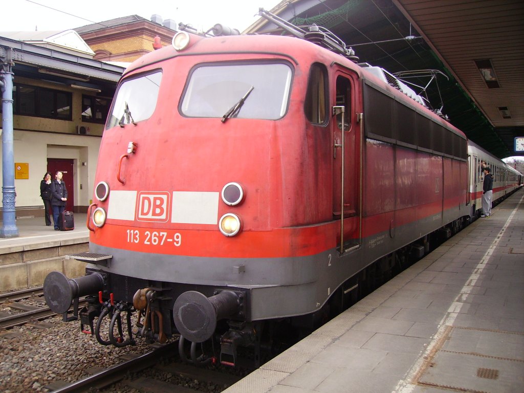 Br 113 mit Ic im Bonner Hbf am 19.3.10

