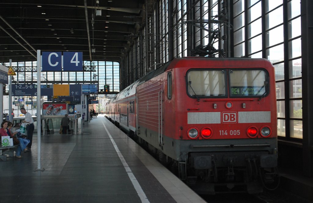 BR 114 005 schiebt den Regionalexpress nach Charlottenburg aus dem Bhf Berlin Zoo. August 2012.