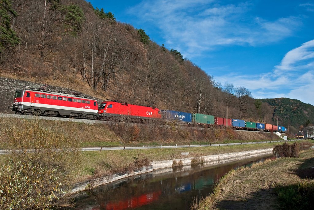BR 1142 und 1116, unterwegs mit einem Containerzug Richtung Payerbach-Reichenau. Schlglmhl, am 05.11.2010.