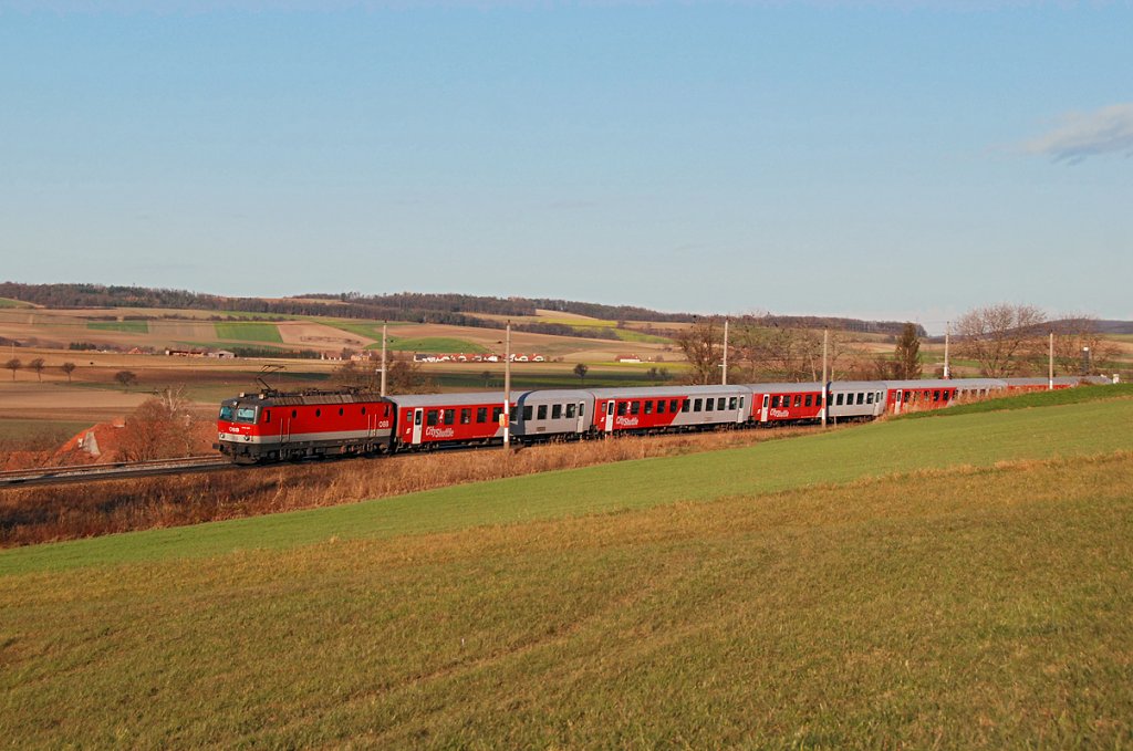 BR 1144 schiebt den R 2029 nach Wien Westbahnhof und wird in Krze den Bahnhof Neulengbach erreichen. Die Aufnahme stammt vom 28.11.2009.