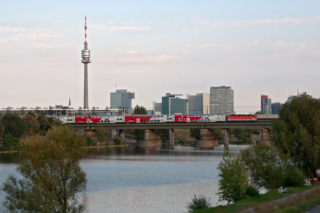 BR 1144 schiebt den R 2414 vor der Kulisse des Wr. Donauturmes nach Laa an der Thaya. Die Aufnahme entstand am 31.08.2011.