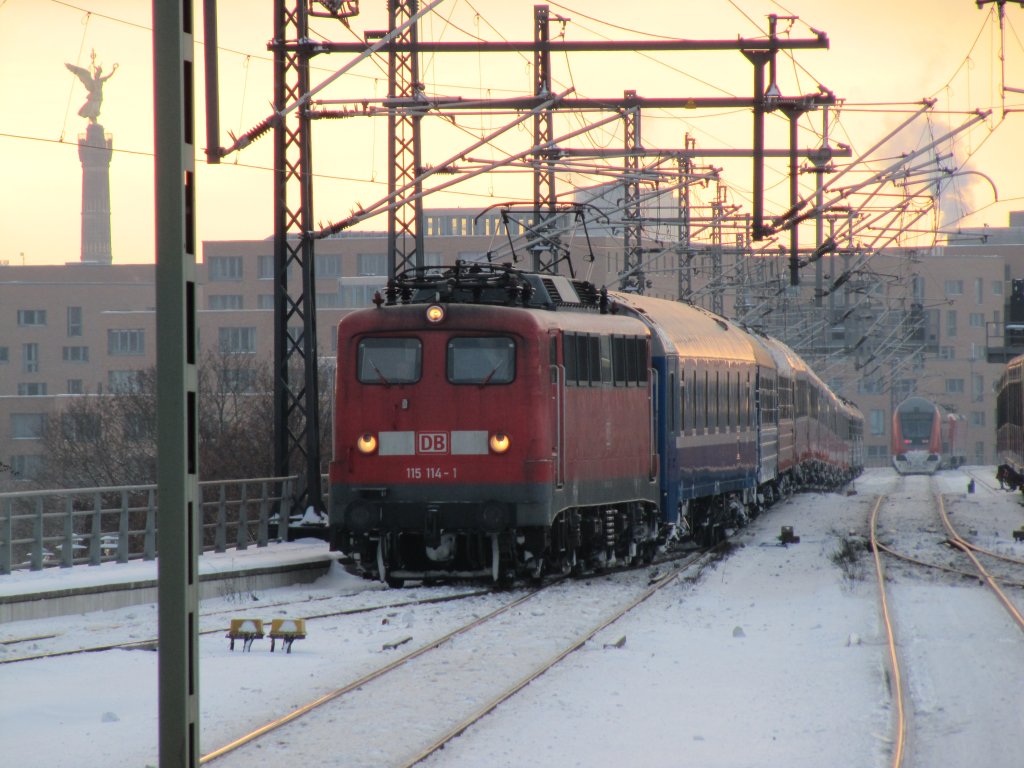 BR 115 114-1 mit einem Zug nach Russland von Bln.-Zoologischer Garten kommend b.d. Einfahrt i.d. Berliner Hbf.. 03.01.2010