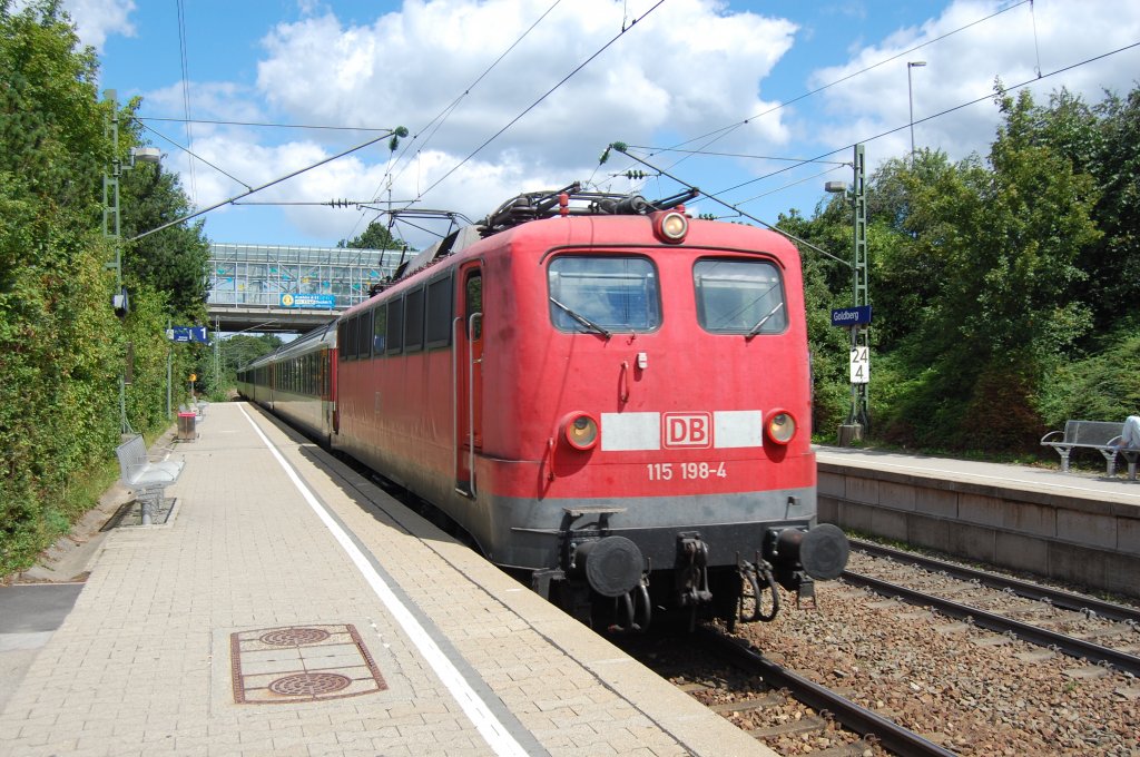 BR 115 198-4 fhrt am 22. Juli 2012 durch den Bahnhof Goldberg in Bblingen