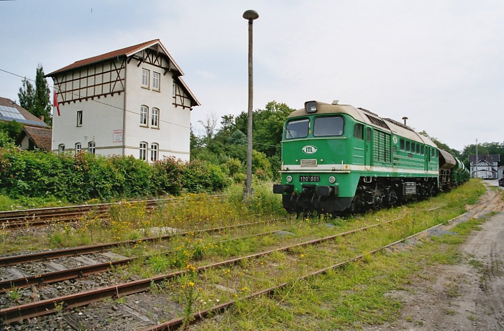 BR 120-001 der ITL im Bahnhof von Gadebusch am 10.06.2005