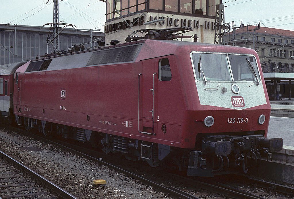 BR 120 119-3 in M�nchen Hbf, Juni 1991. HQ-Scan ab Dia.