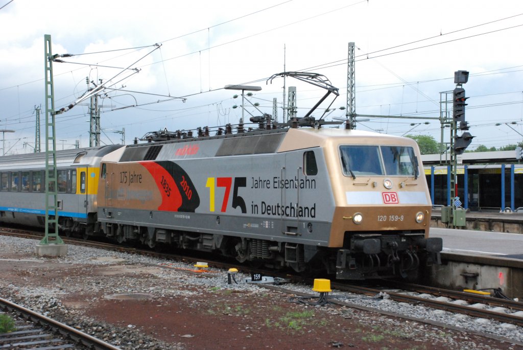 BR 120 159-9 mit Nagelneuem Gewand. 175 Jahre Eisenbahn in Deutschland. Lok hat am Nachmittag des 27.05.2010 den ICE-Ersatzzug aus Zrich nach Stuttgart gezogen. Hier beim rangieren im Stuttgarter Hauptbahnhof.